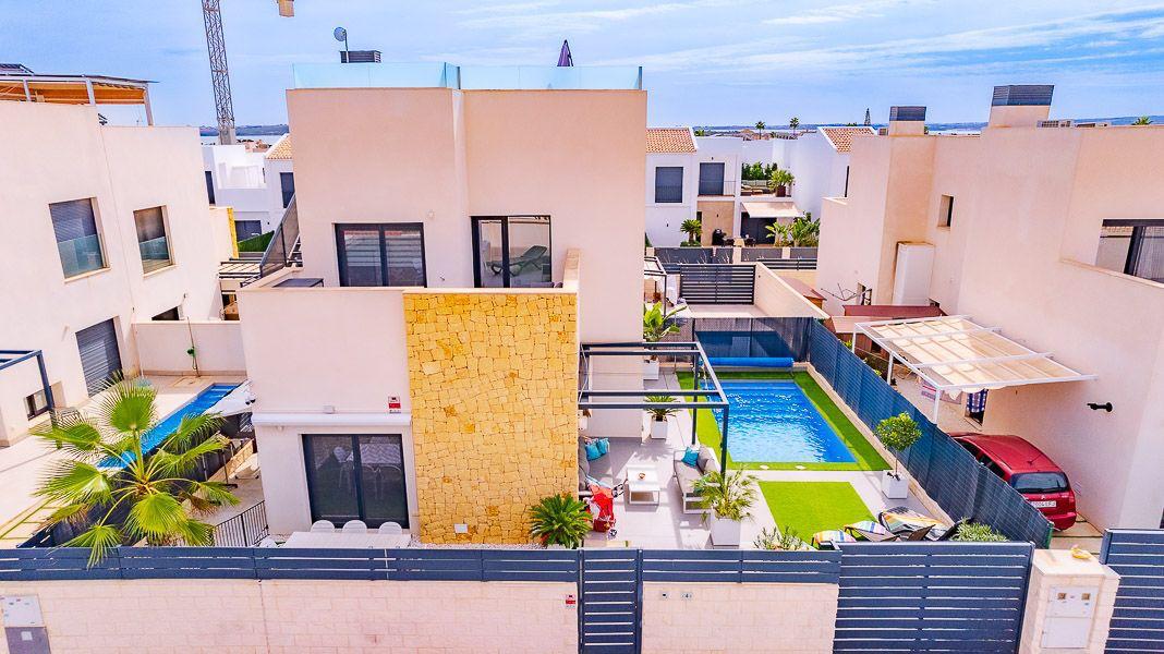 Вилла В Сиудад Кесада в современном стиле