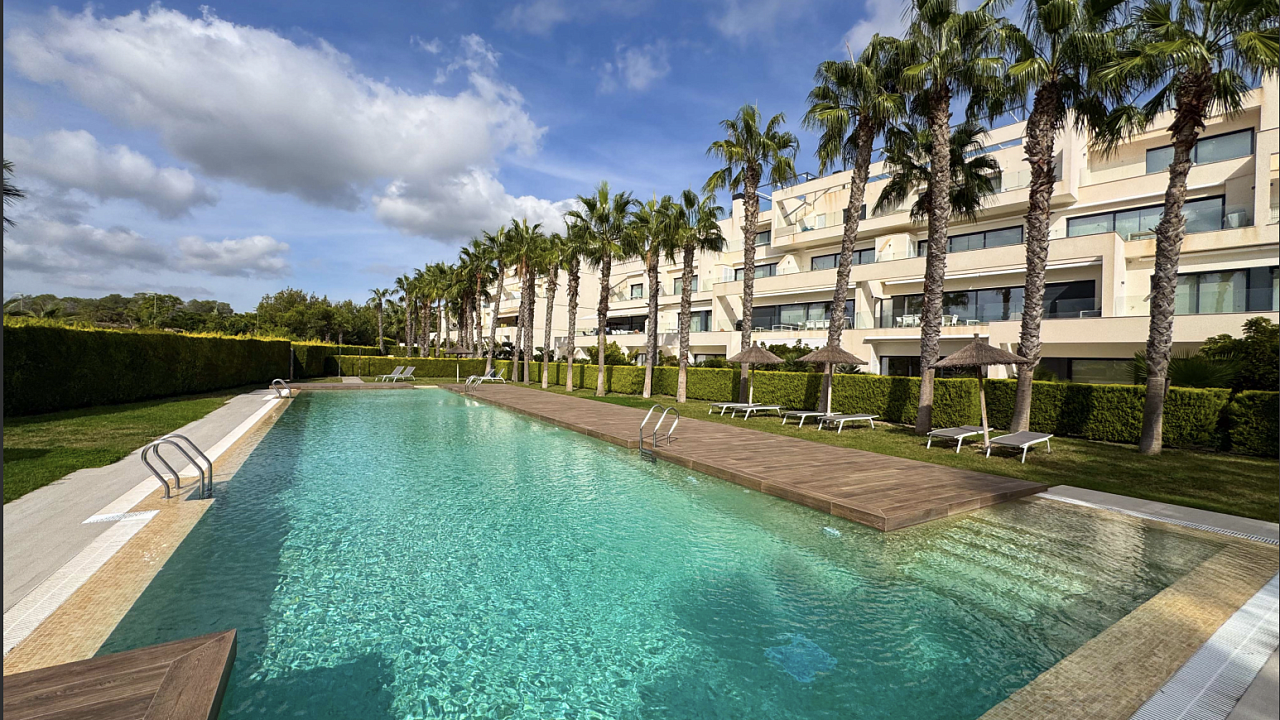 Квартира класса ЛЮКС с собственным садом и общим бассейном