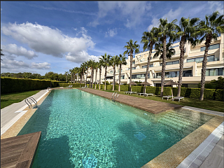 Квартира класса ЛЮКС с собственным садом и общим бассейном