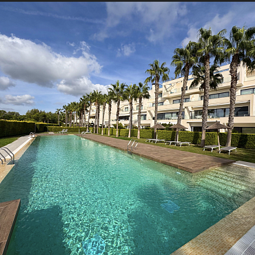 Квартира класса ЛЮКС с собственным садом и общим бассейном