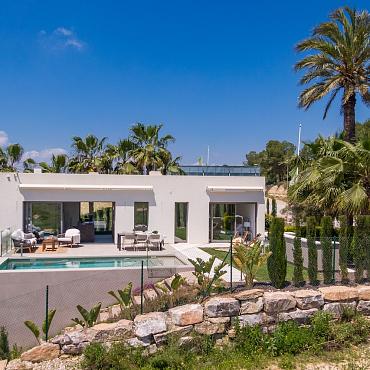 LUXURY villas in a gated community. Pettorojo M1.1