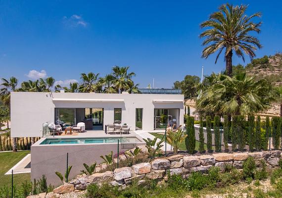 LUXURY villas in a gated community. Pettorojo M1.1