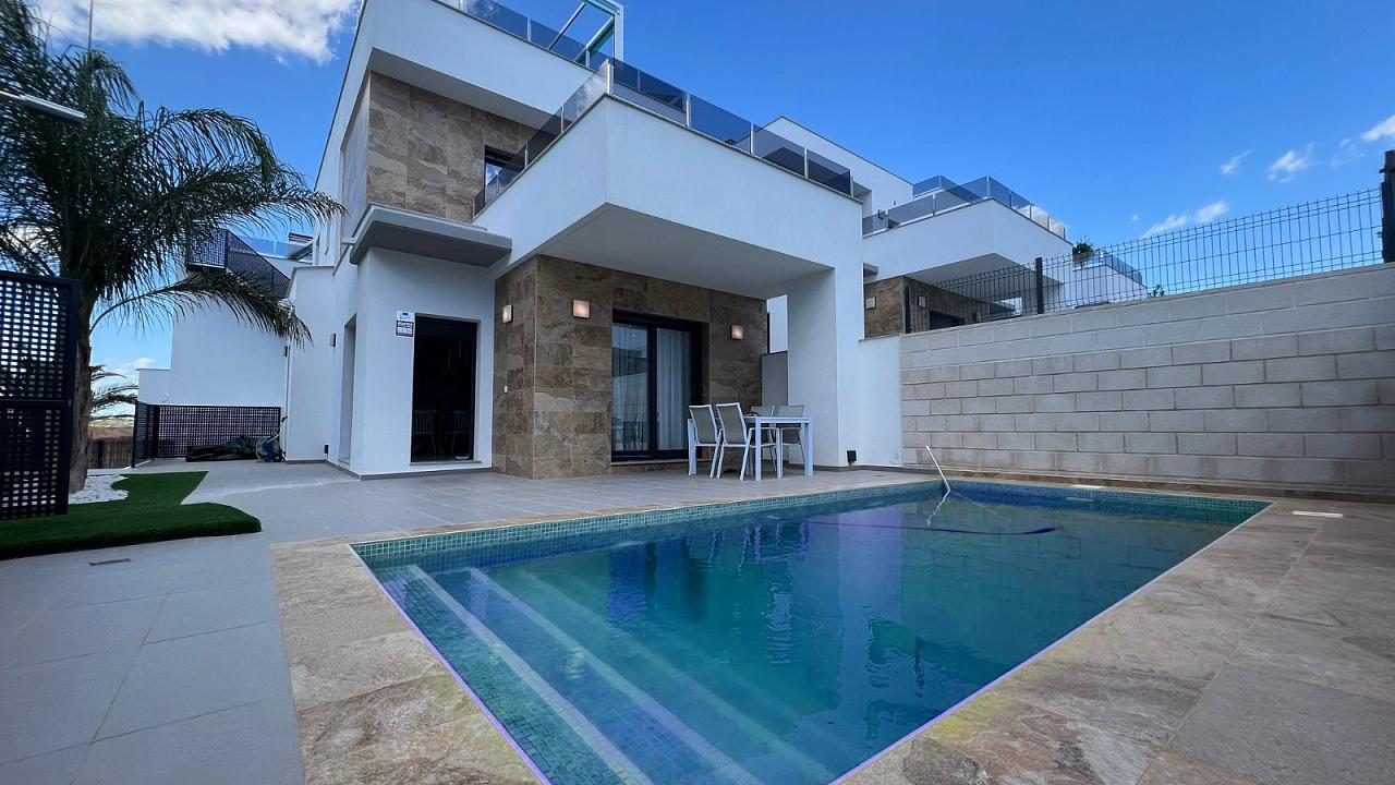 Вилла с бассейном в Бенихофаре