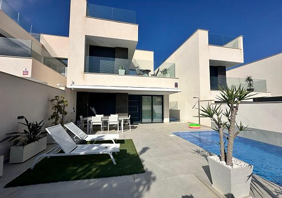 STUNNING 5 BED DETACHED VILLA IN A SUPERB LOCATION, PRIVATE POOL, BASEMENT, SOLARIUM AND FABULOUS VIEWS!
